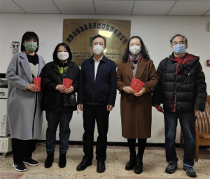 農(nóng)業(yè)集團(tuán)黨委委員、副總經(jīng)理陳根榮慰問糧油集團(tuán)困難黨員、困難職工