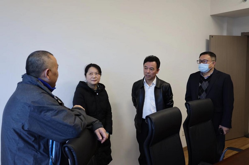 湖南農(nóng)業(yè)集團(tuán)黨委委員、副總經(jīng)理陳根榮到糧油進(jìn)出口集團(tuán)走訪慰問困難職工